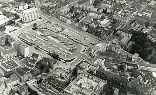 Die Luftaufnahme aus dem Jahr 1969 zeigt einen Kesselbrink im Wandel. Das zukünftige Telekom-Hochhaus befindet sich gerade im Bau. Bielefelds größter Innenstadtplatz ist damals vor allem Parkplatz. Seitdem hat sich viel getan. - Günter Rudolf