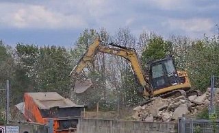 Zwischendurch war der Bauschuttbrecher im Einsatz und sorgte für Staub und Lärm in der Nachbarschaft. - Puhlmann