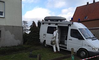 Beamte sichern in Exter nach der Tötung von Agnes N. im Februar 2014 Spuren. - Jobst Lüdeking