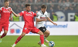 Arminia Bielefelds Christopher Lannert (Mitte) spitzelt dem Verler Patrick Kammerbauer den Ball vom Fuß. Vor dem 0:1 machte der Rechtsverteidiger allerdings keine gute Figur. - sport/presse/foto Jens Dünhölt
