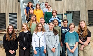 Petra Thomas-Klandt (hi. l. ) freut sich, dass der Babysitterkursus im Tott gut angenommen wurde und sie allen 16 Teilnehmenden ihre Zerifikate überreichen konnte. - Ralf Bittner