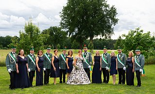 Zum Hofstaat gehören das Adjutantenpaar Hartwig und Jutta Bee (v. l.), Krönungspaar Robert und Diana Blome, Krönungspaar Matthias und Christina Fortmeier, Kronprinzenpaar Alexander Athens und Mona Hobusch, Königspaar Cornelia und Dirk Berens, Zepterprinzenpaar Lilly Schröder und Steffen Meiwes, Apfelprinzenpaar Jasmin Berg und Hendrik Heuer sowie das Zeremonienmeisterpaar Natascha und Uli Regenbrecht. - Schützen Hövelhof