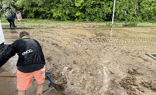 Das Wasser ist weg, aber Schlammmassen sind geblieben. Anwohner der Straße Weidenhagen im Detmolder Ortsteil Klüt versuchen ihre Einfahrt zu reinigen. - Maik Hübner