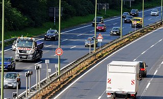 Auf Höhe des Blitzers auf dem Ostwestfalendamm herrscht nach den Asphaltarbeiten nun Tempo 50 (siehe hinten). Das sonst gültige Tempo-80-Schild ist durchgestrichen. - Jens Reichenbach