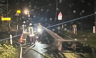 Im Regen wurde die Straße gereinigt. - FFW Borgentreich