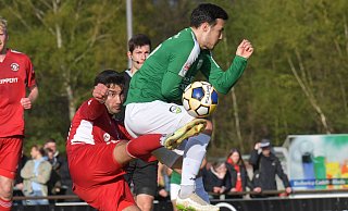 Der Clarholzer Engin Günej (l.) verpasst Nico Buckmaier vom FC Gütersloh einen Tritt in den Allerwertesten. Sportlich ließ sich der FCG nichjt versohlen. Buckmaier erzielte per Elfmeter das 1:0. Clarholz unterlag mit 2:3. - Jens Dünhölter