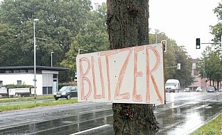 Dieses Schild hing zumindest am Sonntag für mehrere Stunden an der Portastraße in Fahrtrichtung der Mindener Innenstadt. Foto: - pr