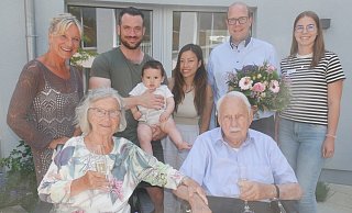 Marianne und Franz Waldmann können heute im Familienkreis das Fest der Eisernen Hochzeit feiern. Mit im Bild: der stellvertretende Bürgermeister Bastian Heggemann (2. v. r.) und Johanna Dembowski, Mitarbeiterin der Jordanquelle (rechts). - Klaus Karenfeld