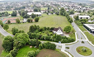 Auf dieser Freifläche in direkter Nähe zur Sekundarschule (links oben) am Lidl-Kreisverkehr könnten die Schulen entstehen. - Jasper Baumann