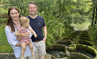Vor dem Lieblingsort: Christina Stickel-Arentz, Clara und Papa Carsten Arentz lauschen dem Rauschen des Wassers an der Fischtreppe. - Ralf T. Mischer