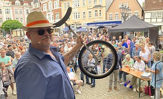 Sven Hoock vom Ordnungsamt der Stadt Herford hat in diesem Jahr als besondere Rarität ein Einrad für die Versteigerung am Start. - Matthias Bungeroth