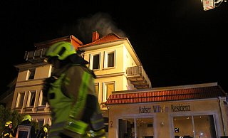 Die Feuerwehr war am Freitagabend mit einem Großaufgebot auf dem Kaiser-Wilhelm-Platz im Einsatz. - Ulf Hanke