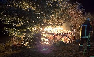Komplett abgebrannt ist die Gartenhütte am Freizeitsee bei Höxter. - FFW Höxter
