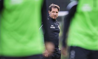 Vor der Premiere: Nach der Übernahme des Traineramtes beim SV Rödinghausen am vergangenen Dienstag steht nun für Farat Toku und sein Team das erste Pflichtspiel an. Dabei kommt RW Oberhausen an den Wiehen. - Noah Wedel