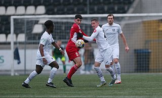 Der in den weißen Trikots angetretene SC Wiedenbrück gewinnt das Testspiel gegen Clarholz mit 4:0. - Daniel Bremehr