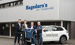 Jan Keiler (v.l., Marketingmitarbeiter), Daniel Fernandez (Geschäftsführer Mense GmbH), Matthias Mense (Geschäftsführer Mense GmbH) und Hans-Hermann Kirschner (FCG-Vorstand). - ad@clemens.lu