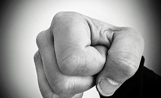 Sind die Fäuste zwischen einem Autohändler und einem Kfz-Meister geflogen oder nicht? Auch darum geht es im Prozess. - Symbolfoto: Jens Reichenbach