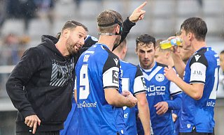 Arminia Bielefelds Trainer Mitch Kniat (l.) schwört seine Mannschaft für den Jahresendspurt ein. - Oliver Krato