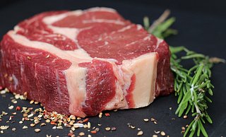 Unter anderem steht Kalbsteak auf dem Speiseplan. - Symbolbild: Pixabay