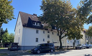 Vor und neben dem Gebäude an der Königstraße stehen die zivilen Einsatzfahrzeuge der Polizei. - Dirk Windmöller