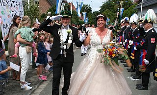 Udo und Andrea Fels bei ihrem Zug durch Bleiwäsche. - Johannes Büttner