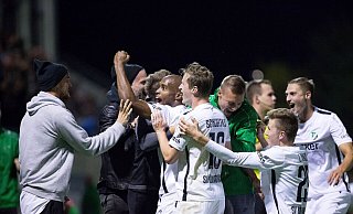 Rödinghauser Ekstase: Im Achtelfinale des Westfalenpokals 2018/2019 gegen Münster jubelt Joy-Slayd Mickels mit geballter Faust nach seinem Tor zum 2:1. Augenblicke später fing Nikola Serra (r.) einen aus dem Münsteraner Block geworfenen Bierbecher und nahm einen Schluck daraus – die Szene sorgte bundesweit für Aufsehen und Erheiterung. - Noah Wedel