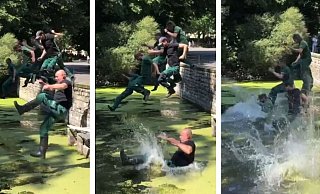 Kein Scherz: Tierpfleger des Tierparks Olderdissen springen in einen Teich voller Algen und Entengrütze. - Screenshots: Facebook / Stadt Bielefeld