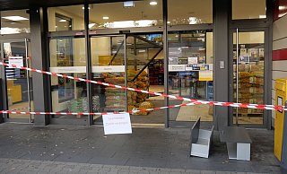 Mit "brachialer Gewalt", so die Polizei, verschafften sich die Einbrecher Zutritt zum WEZ in Werste. Seit Montagfrüh 8 Uhr ist der Markt wieder geöffnet. - Axel Flaake