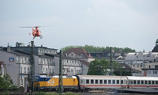 Der Intercity aus Amsterdam nach Berlin steht hinter dem Bahnhof Bad Oeynhausen. Die Feuerwehr war im Einsatz. - Ulf Hanke