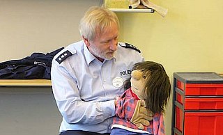 Wolfgang Steinwachs mit Puppe Kevin bei einem Besuch in der Petrischule Höxter. - Privat