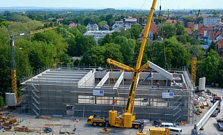 Die Bauarbeiten für die neue Sporthalle fürs Helmholtz-Gymnasium verzögerten sich - auch weil Ausschreibungen ins Leere liefen. - Foto: Andreas Zobe/NW