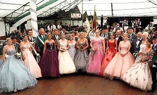 Die prachtvollen Roben der Schützenköniginnen stehen besonders bei den großen Umzügen im Mittelpunkt. Und natürlich bei den Feiern im Festzelt, wie hier beim Jubiläumsschützenfest in Großen- und Kleinenbreden. - Josef Köhne