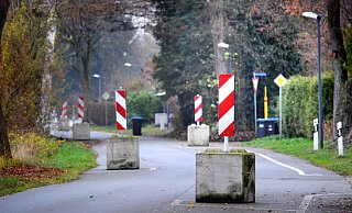 Die Betonklötze auf der Niehorster Straße bescheren der Feuerwehr beim Ausrücken einige Probleme. - Andreas Fruecht