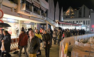 Corona-Demo in Höxter. Viele tragen keine Masken. - Thomas Kube