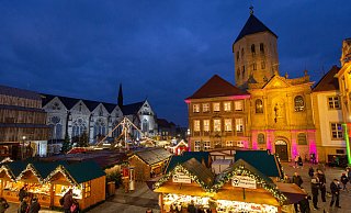 Während des Weihnachtsmarktes müssen die Beschicker des Paderborner Wochenmarktes ihren Stammplatz auf dem Domplatz verlassen. - Niklas Tüns