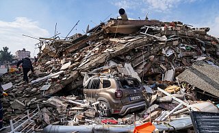 Ein Auto steht unter den Trümmern eines zerstörten Gebäudes in der Provinz Hatay: Verschiedene Paderborner Institutionen haben Hilfsaktionen ins Leben gerufen, um die Opfer des Erdbebens zu unterstützen. - dpa