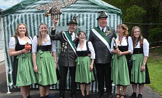 Der neue Nienhagener Thron: Adjutantin Louisa Hagemeyer, Ehrendame Antonia Niehage, König Ralf Schulz-Henze, Königin Mayra Gonzalez-Rodriguez, Kronprinz Jürgen Niehage, Kronprinzessin Manuele Kunze, Ehrendame Jana Kunze. - Sibylle Kemna