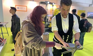 Auf der Connect Ausbildungsmesse zeigt Dachdecker Tobias Püttschneider, wie die traditionelle Handwerkstechnik funktioniert. Aus Schieferplatten können Interessierte verschiedene Motive erstellen. - Janina Pietruschka