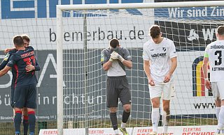 Enttäuschung bei den Gastgebern: SVR-Torhüter Luis Weber (Mitte) und Maximilian Hippe (2. v. r.) sind bedient, während links die Wuppertaler jubeln. - Joel Beinke