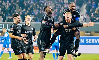 Kai Klefisch (r.) hat soeben das 3:0 erzielt und nimmt David Kinsombi huckepack. Marcel Hoffmeier, Laurin Curda und Ilyas Ansah (v. l.) jubeln mit. - Besim Mazhiqi