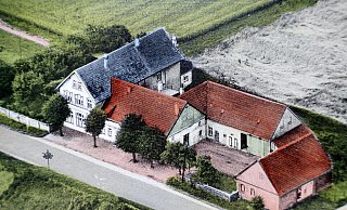 Das handcolorierte Luftbild zeigt die Gaststätte Hüffmann beziehungsweise den Anhaltskrug an der Vlothoer Straße. - Sammlung Ulrich Stille