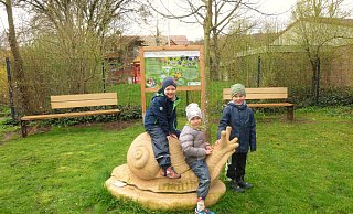 Schneckenreiten: Der Erlebniswanderweg führt direkt an Kita St. Michael in Germete vorbei. Die Kinder freuen sich über die Tierstation mit der Riesenschnecke zum Spielen und Klettern. - Stadt Warburg