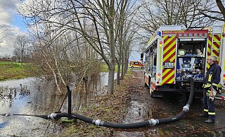 Während die Feuerwehr immer mit Wasserpumpen ausgestattet ist, wie hier in Sielhorst (Rahden), werden sie für Privatpersonen rar. - Feuerwehr Rahden