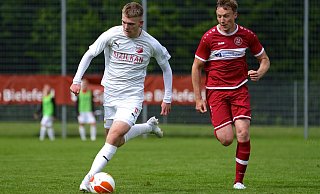 Theesens Finn Jaster (l.) führt in dieser Szene nicht nur seinen Emsdettener Gegenspieler vor, sondern ab sofort auch sein VfL-Team an. - Peter Unger