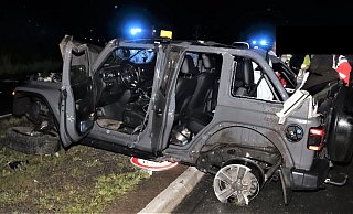 Völlig zerstört: Der Jeep überschlug sich mehrfach. - Polizei