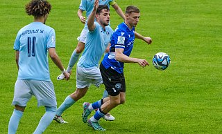 Arminias Tom Krüger wird in dieser Szene von einem Wuppertaler attackiert. - Andreas Zobe