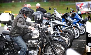 Zum Saisonauftakt reiht sich an der Brocker Mühle in Herzebrock-Clarholz Motorrad an Motorrad. Foto: Andreas Frücht - Andreas Frücht