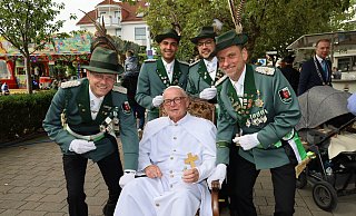 „Treffen berühmter Besucher an der Lippequelle“ lautet das Thema des 16. Stadtfest-Spiels. Im historischen Umzug tummeln sich Papst Johannes Paul II. – hier im Begleitung der Bad Lippspringer Schützen – und viele weitere ehemalige Promis. - Regina Brucksch