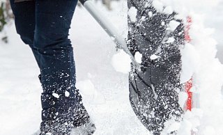 Kommt jetzt der erste, richtige Schnee? Wenn ja, sollten Bürger an ihre Winterdienstpflicht denken. - Symbolfoto/picture alliance