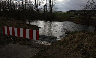 Die Diemel-Furt zwischen der Ossendorfer und Wethener Feldflur ist gesperrt. Aktuell führt der Fluss Hochwasser. - Dieter Scholz